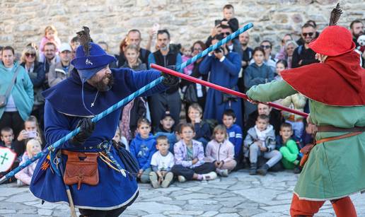 FOTO Vitezovi ponovno čuvali Medvedgrad: Povijesni spektakl na Srednjovjekovnim danima