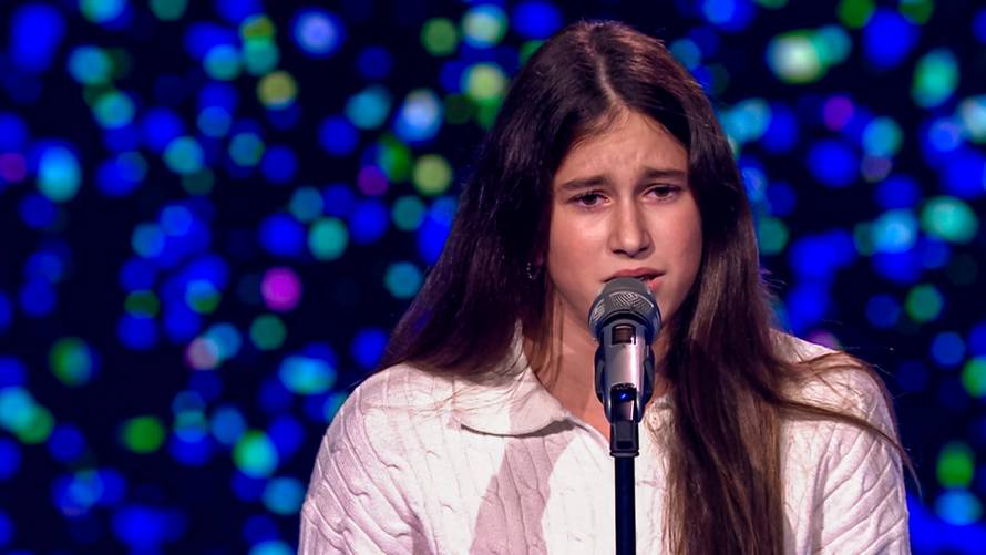 Nina (13) emotivnom izvedbom 'Ne kuni me, ne ruži me majko' oduševila je publiku i cijeli žiri
