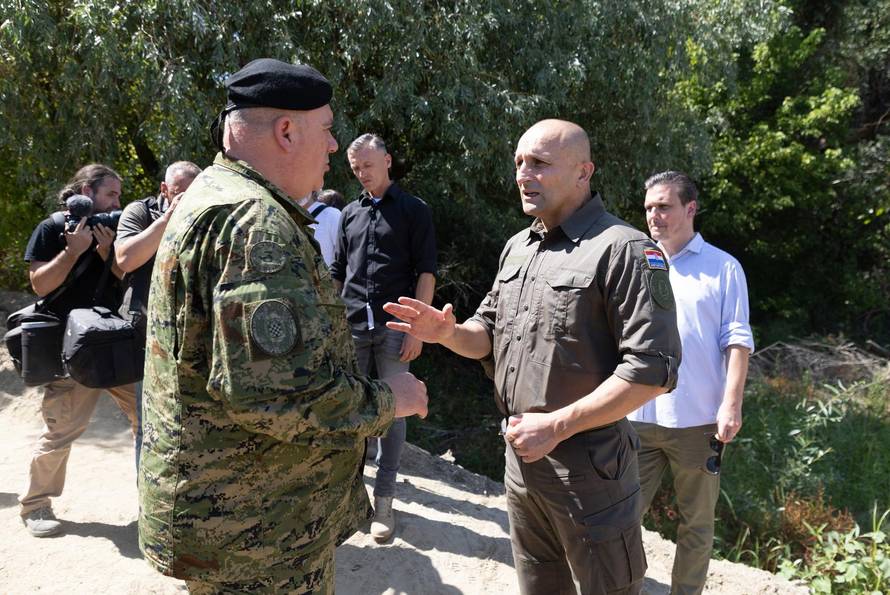Osijek: Ministar Ivan Anušić na izvlačenju replike nasukanog antičkog rimskog broda na obali rijeke Drave