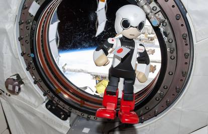 Maleni robot Kirobo je u svemiru: Sve puno pozdravlja