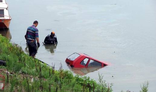 Na nasipu otpustio kočnicu i auto mu završio u Savi