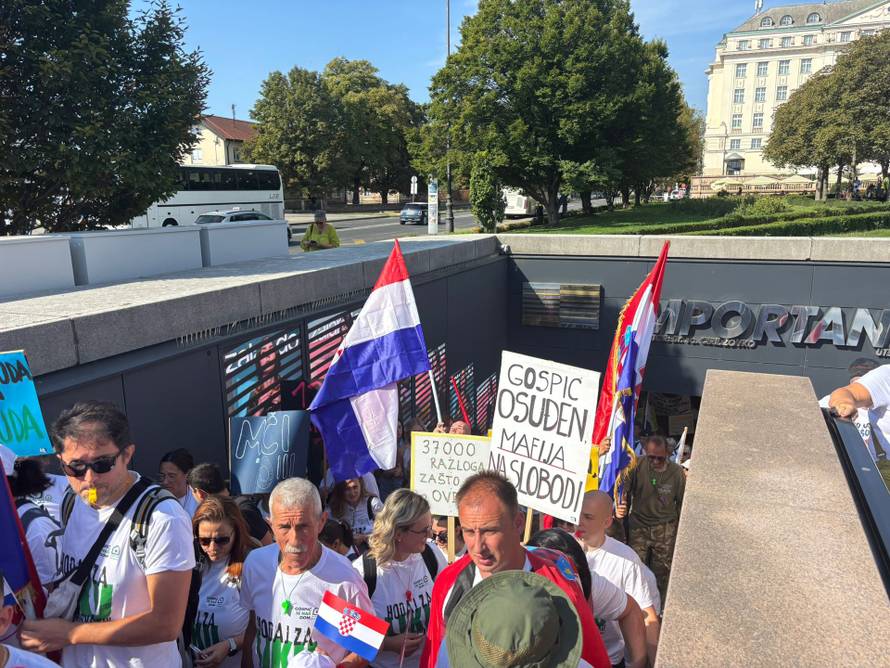 UŽIVO Deseci tisuća ljudi na Trgu: 'Nećete nas pretvoriti u europsko smetlište otpada!'