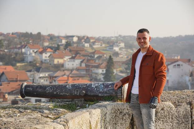 Mladić iz BiH nakon teške prometne nesreće dobio je mioelektronsku ruku