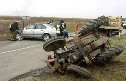 Traktorom izletio pred BMW i poginuo, dvoje ozlijeđenih