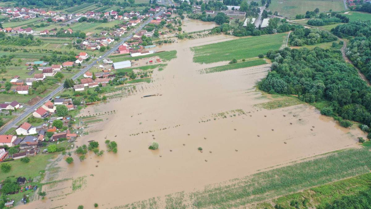 Potop na području Našica, sela i polja pod vodom: 'Starica je dva dana bila zarobljena u kući'