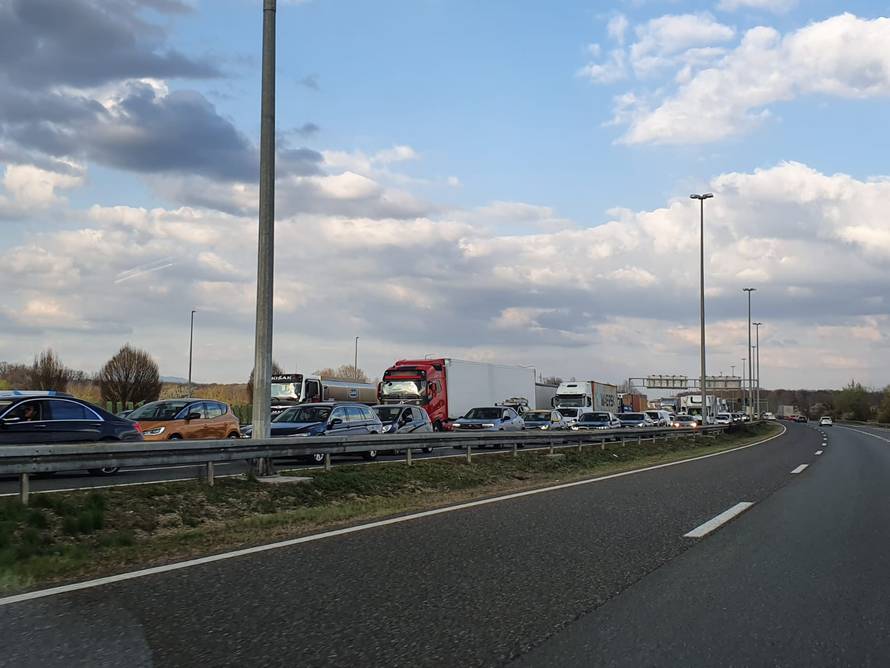 VIDEO Prevrnuo se kamion na A1 kod Karlovca: Curi gorivo, na lokaciju poslali i vatrogasce!