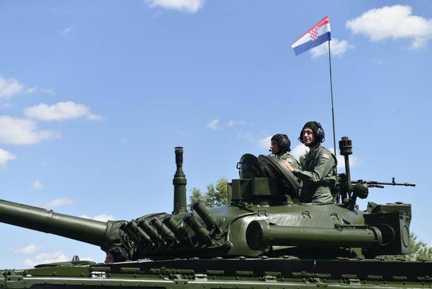 Tenkovi Hrvatske vojske prolaze preko Mosta mladosti uoči početka svečanog vojnog mimohoda u Zagrebu