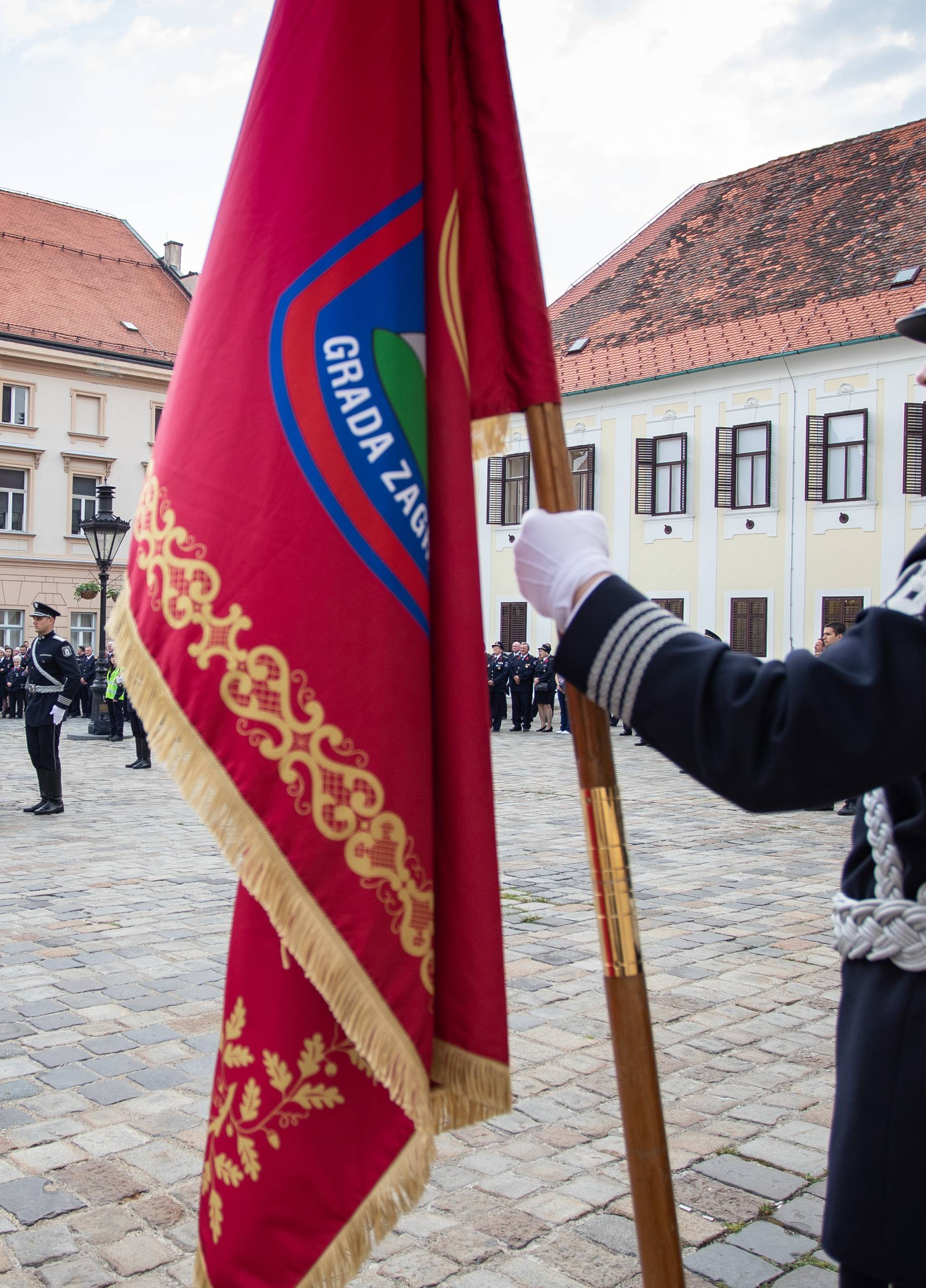 Oduševila je turiste: Vatrogasci stupali uz zgodnu Anu Rucner