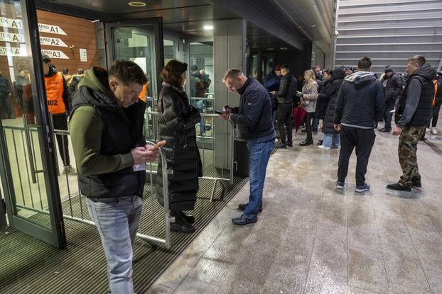 Osijek: Gužva ispred SD Gradski vrt, koncert Thompsona prvi u nizu dvoranskih koncerata.