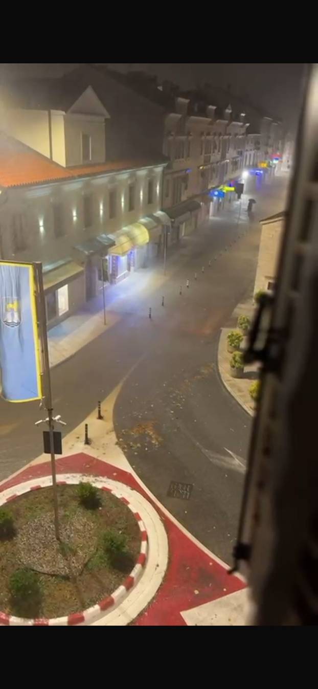 FOTO UŽASA Oluja razorila dio benzinske u Umagu, padao led! Ulice su bile skroz poplavljene