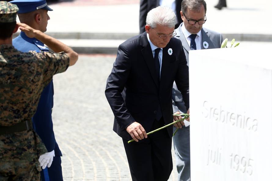Brojne delegacije položile cvijeće u znak sjećanja na ubijene u genocidu u Srebrenici