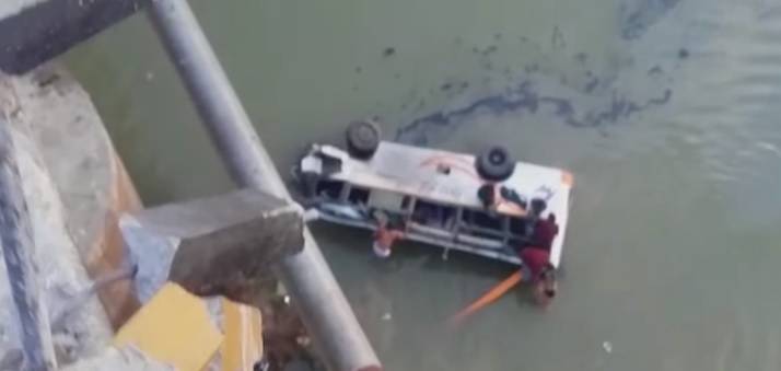 Tragedija u Indiji: Autobus pao u rijeku, najmanje 33 mrtvih
