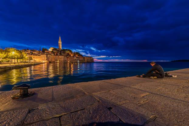 Gradske fotografije u sumrak grada Rovinja