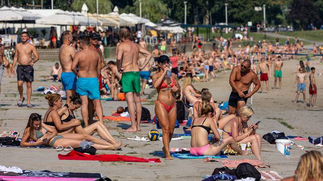 Osijek:  Na popularnoj Kopiki veliki broj ljudi potražio je osvježenje od visokih temperatura