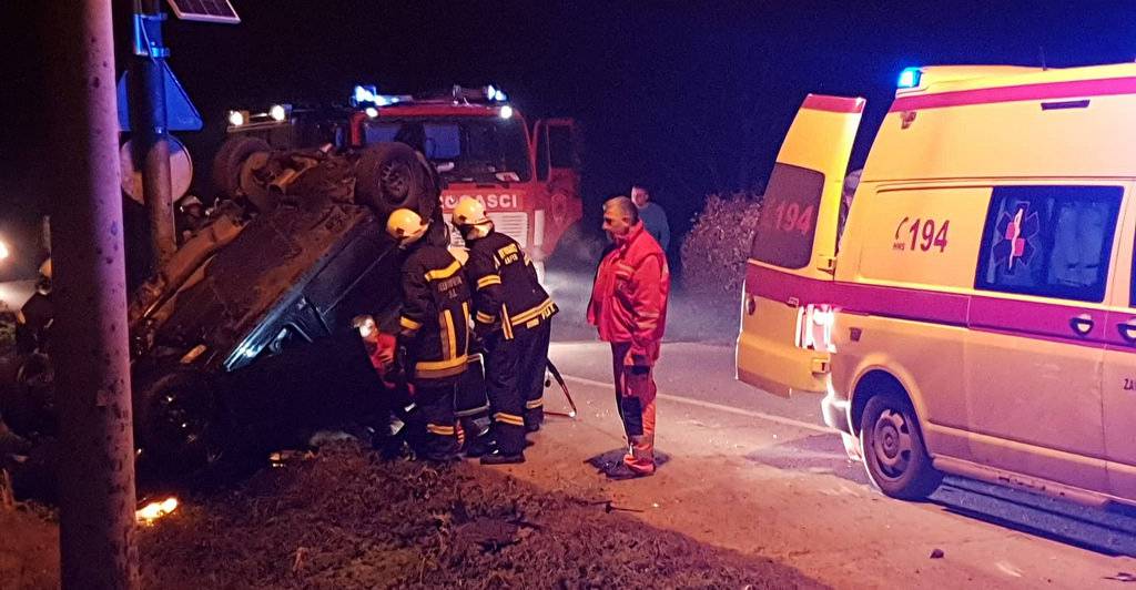 Auto smrskan, vozača iz auta vadili vatrogasci: 'Jaukao je'
