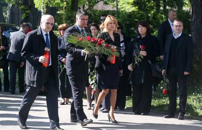 Milanović i SDP-ovci položili cvijeće na grob Ivice Račana 