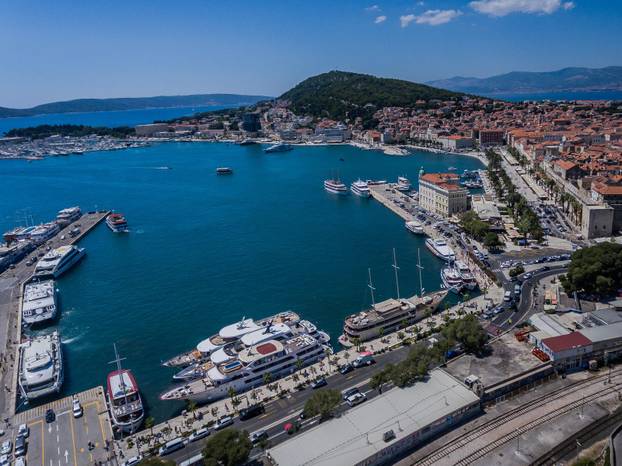 Pogled iz zraka na gužvu u splitskoj trajektnoj luci