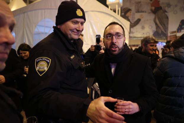 Tomislav Tomašević Novu je dočekao s hitnim službama, a na trgu je čestitao građanima