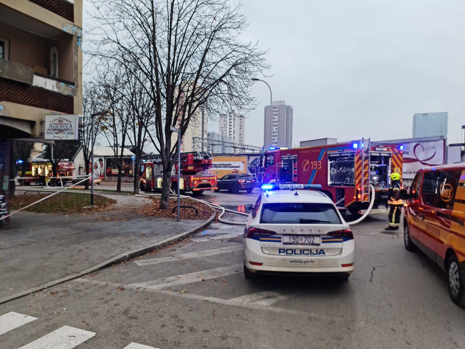 Drama u Zagrebu: Moguća eksplozija u stanu na četvrtom katu, vatrogasci spasili čovjeka