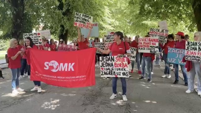 Peti dan štrajka radnica vrtića u Slunju, nosili transparente: 'Tete u vrtiću nisu robovi HDZ-a'