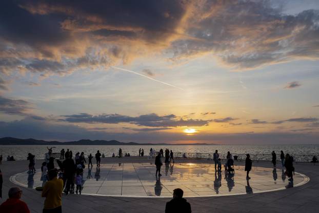 Zadar: Turisti uživaju u zalasku sunca