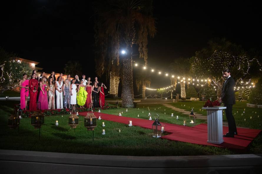 Šime spasio od ispadanja sve djevojke: Na spoju ljubio Lauru