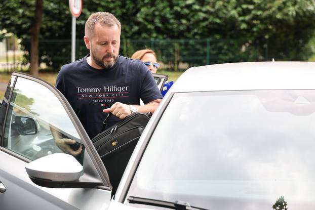 Zagreb: USKOK-ovi istražitelji izlaze iz prostorija HOO-a