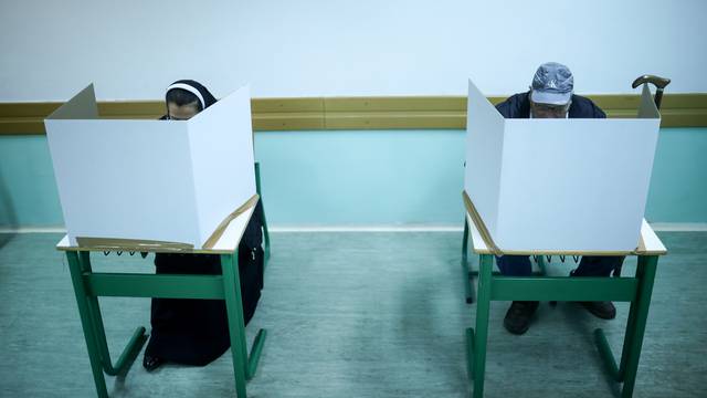 Glasovanje na biračkom mjestu u Sarajevu na kojem se bira predsjednik RH