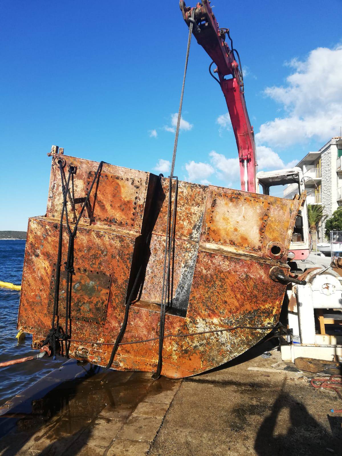 Brački 'Titanic' režu dio po dio, cijena vađenja - 180.000 kuna