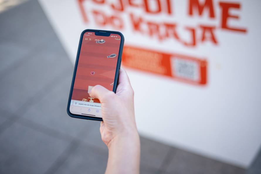 Prolaznike iznenadila neobična golema kutija na špici