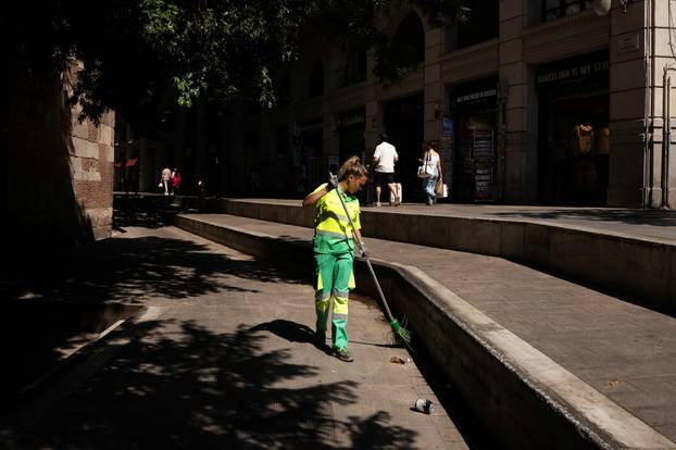Barcelona introduces heat-monitoring bracelets for its outdoor workers
