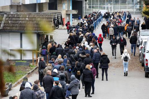 Četiri sata u koloni za cijepljenje na Kajzerici: 'Redar, dajte nama da se cijepimo, imamo djecu...'