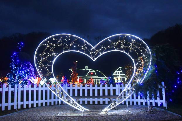 Grabovnica: Započela božićna čarolija svjetla obitelji Salaj