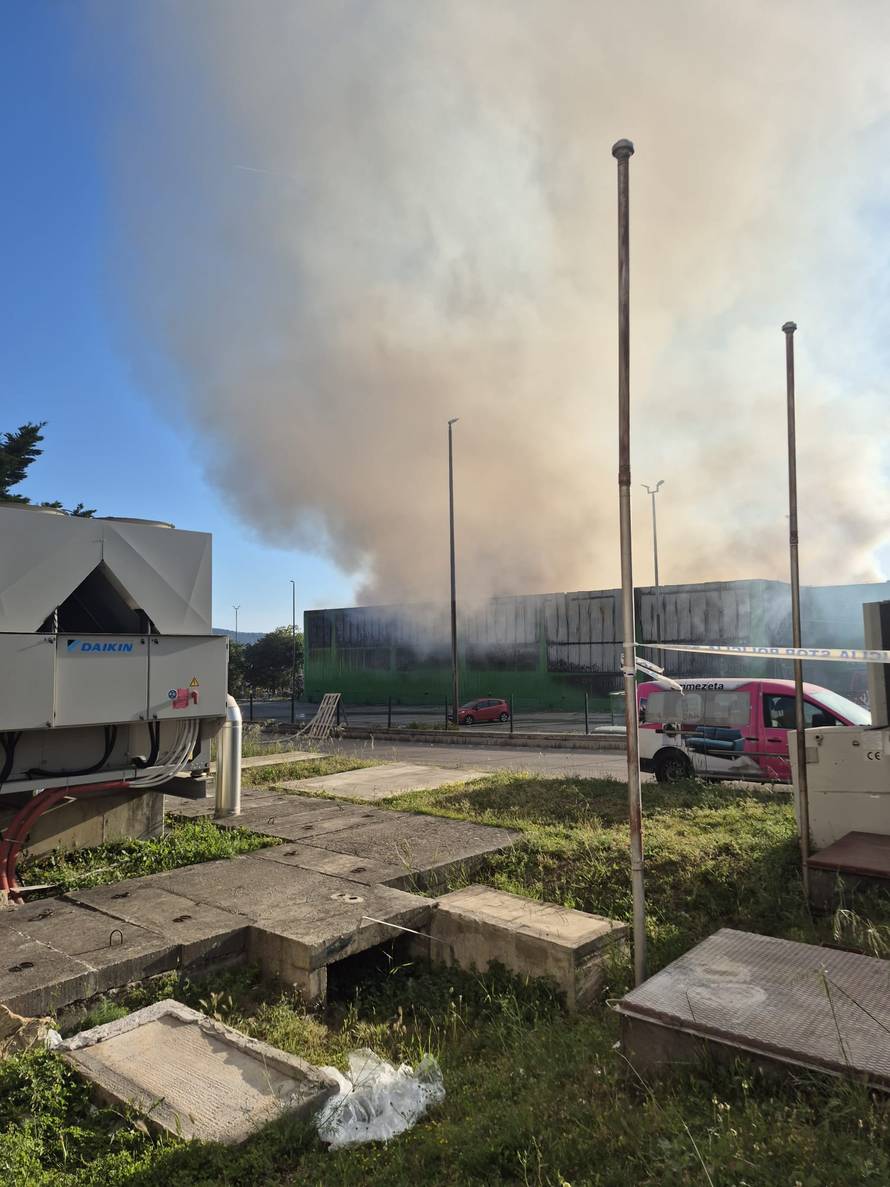 FOTO Požar u Kaštel Sućurcu još nisu proglasili ugašenim, rade na sanaciji. Šteta će biti velika?