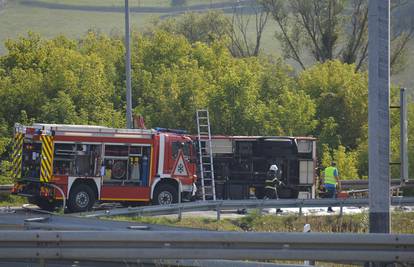 Vatrogasnim vozilom sletjeli su s ceste u Krapini i prevrnuli se na bok: Dvoje lakše ozlijeđenih