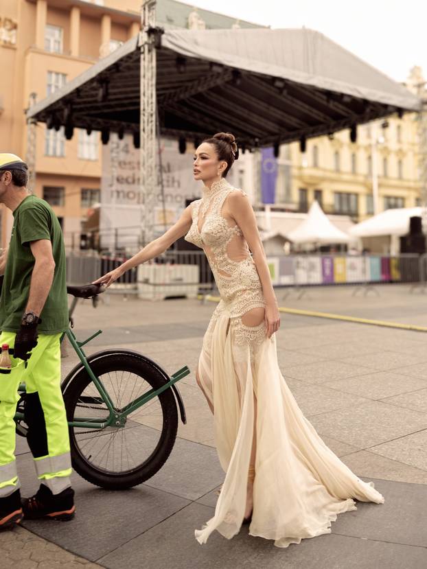 FOTO Špicasta čipka haljina naglasila je njene grudi, a Seve se u njoj provozala po gradu...