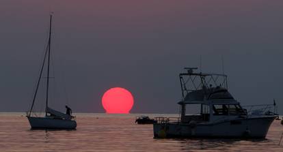 24.09.2021., Rovinj - Brojni turisti uzivali u zalasku sunca sa rive u Rovinju. Photo: Kristina Stedul Fabac/PIXSELL