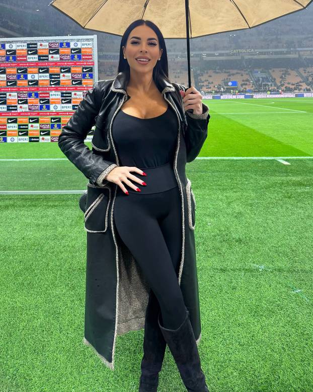 FOTO Tko je bujna TV voditeljica koja se fotkala gola? Šuškalo se da je imala aferu s legendom