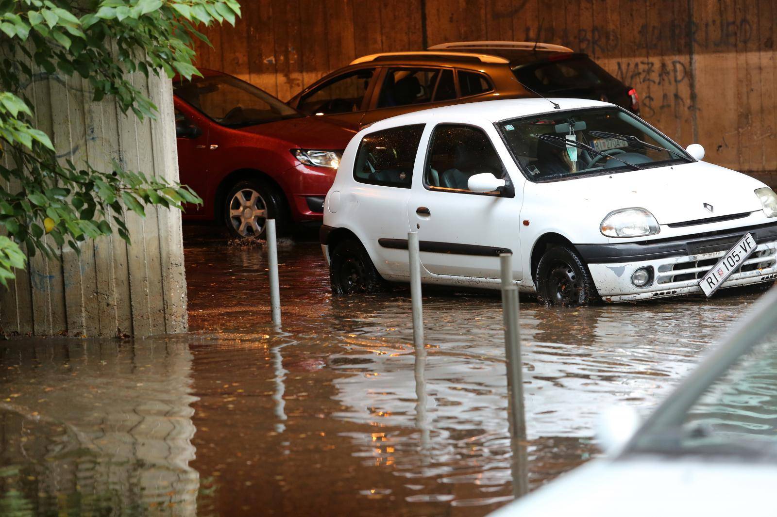 Rijeka: Prolaznici pomogli u uklanjanju vozila koje se pokvarilo u poplavljenom podhodniku