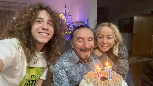 Željko Bebek slavi 77. rođendan, sa ženom i sinom puhao svjećice