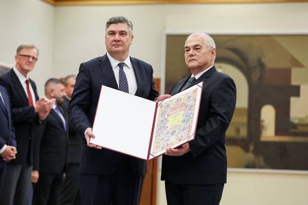 Zagreb: Zoran Milanović uručio odlikovanja i priznanja zaslužnim pojedincima i organizacijama iz područja kulture, znanosti, sporta i gospodarstva