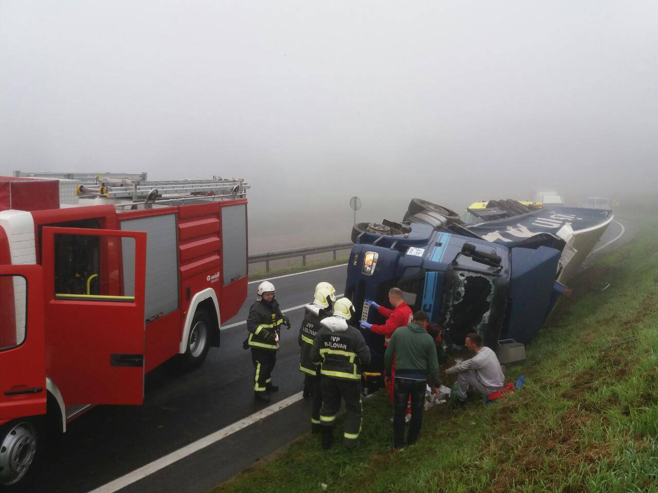 Brzo ušao u zavoj, prevrnuo se: Spašavali ga vatrogasci i Hitna