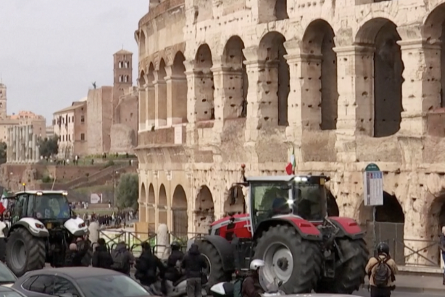 Talijanski farmeri kreću u Rim u konvoju traktora dok se europski bijes širi