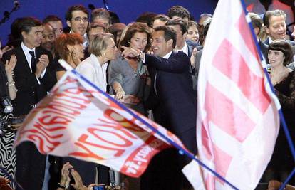 Sarkozy pobijedio, njegovi protivnici palili aute