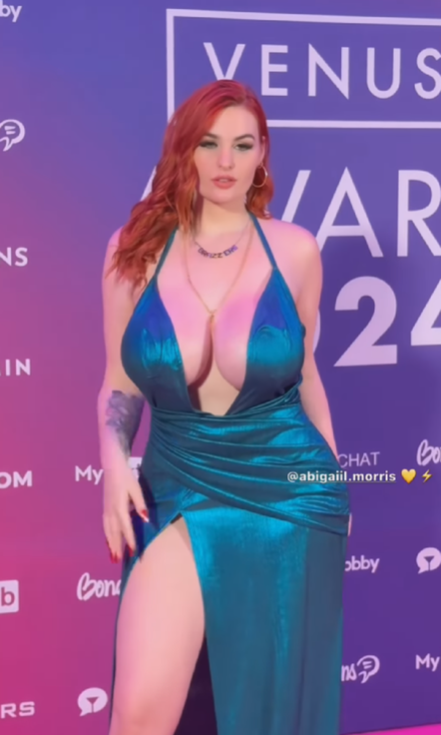 Najdublji dekolte ikad? Abigail Morris šokirala na AVN Awards, a internet u potpunosti 'gori'!