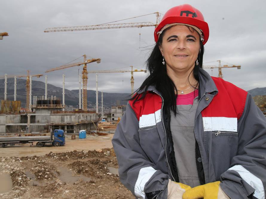 One upravljaju dizalicom, gase požare i - mijenjaju vam  gume