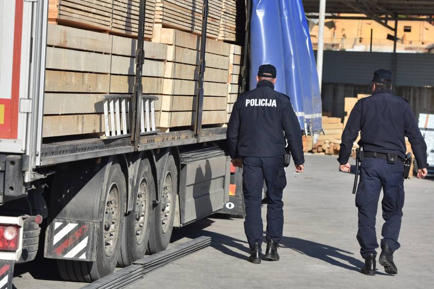 Migranti se ušuljali u kamion: Protjerat će ih iz Hrvatske...