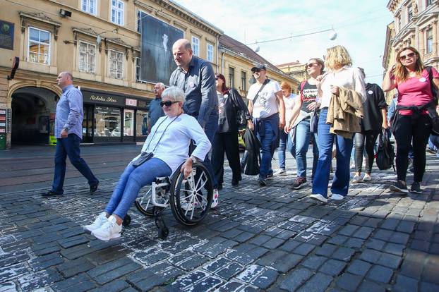 Zagreb: Šetnja Nisi sama-hodaj s nama u oreganizaciji Udruga žena oboljelih i liječenih od raka "Nismo same"