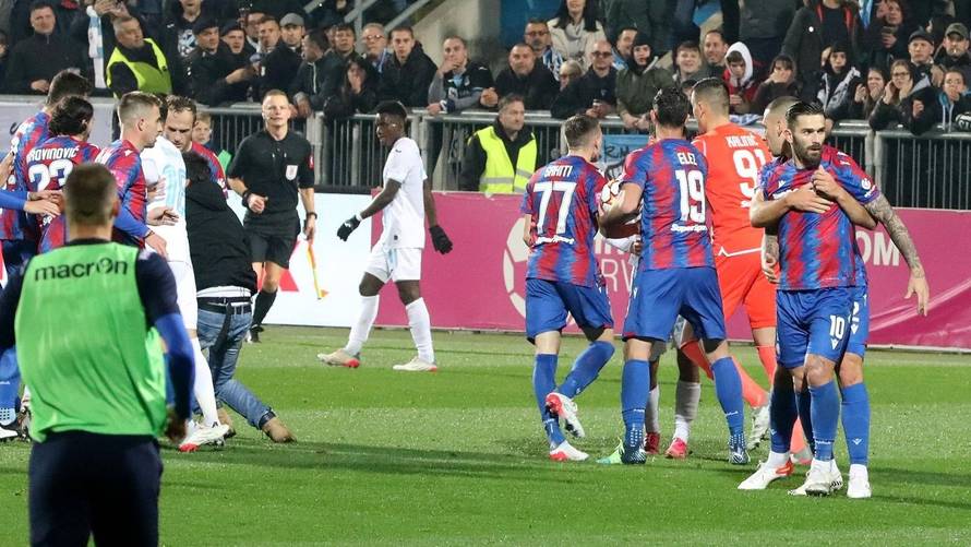 Livaja zaštitio suigrače: Primio huligana i uhvatio ga oko vrata