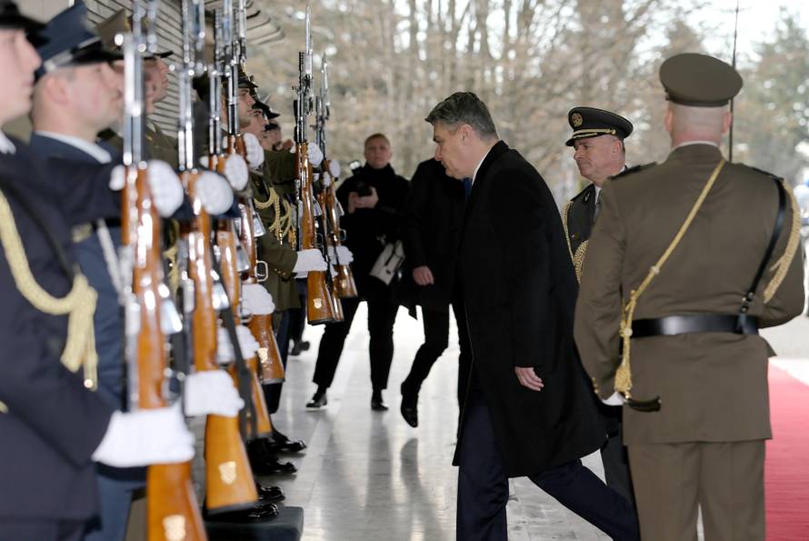 Predsjednik Milanović stigao na Pantovčak,pozdravila ga je Počasno-zaštitna bojna